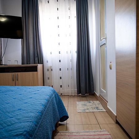 Hotel Casa La Dinamo Două Mai Esterno foto