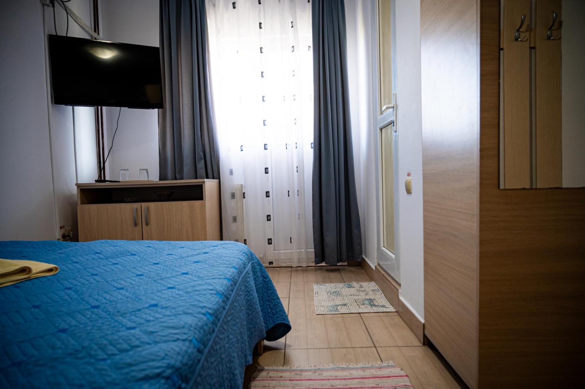 Hotel Casa La Dinamo Două Mai Esterno foto