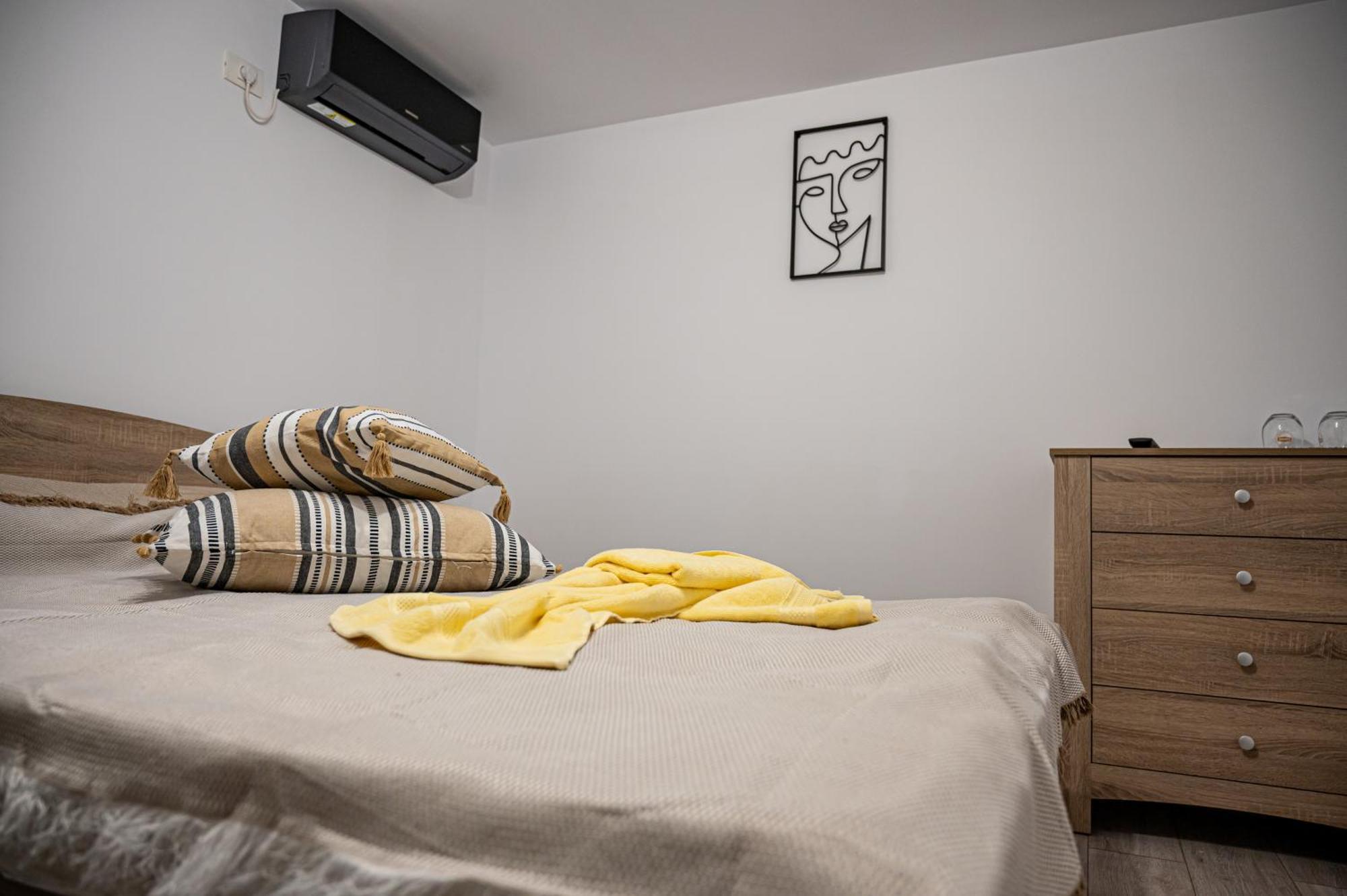 Hotel Casa La Dinamo Două Mai Esterno foto