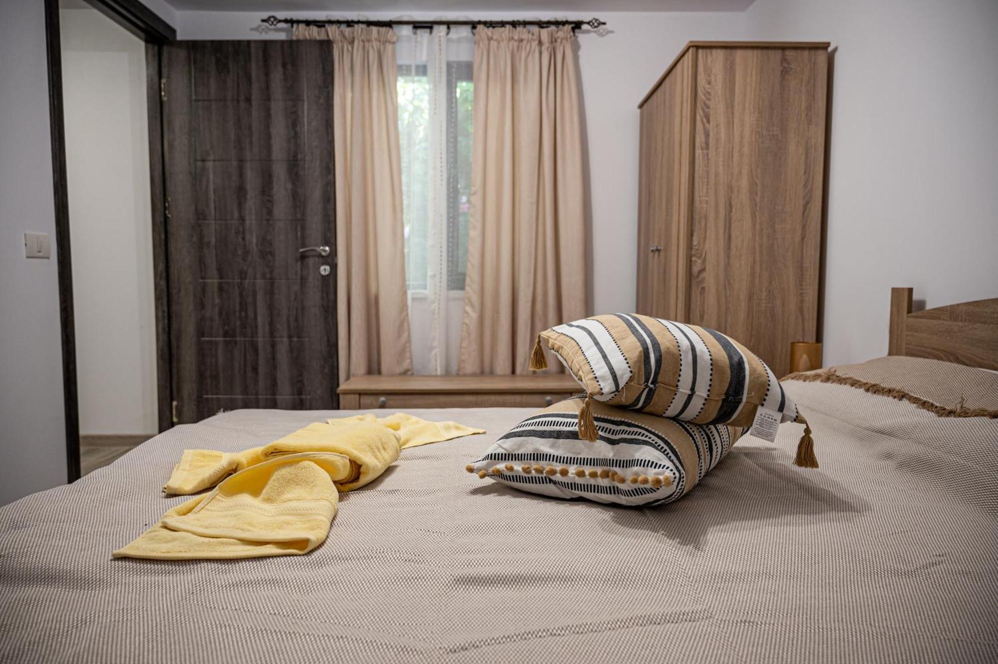 Hotel Casa La Dinamo Două Mai Esterno foto