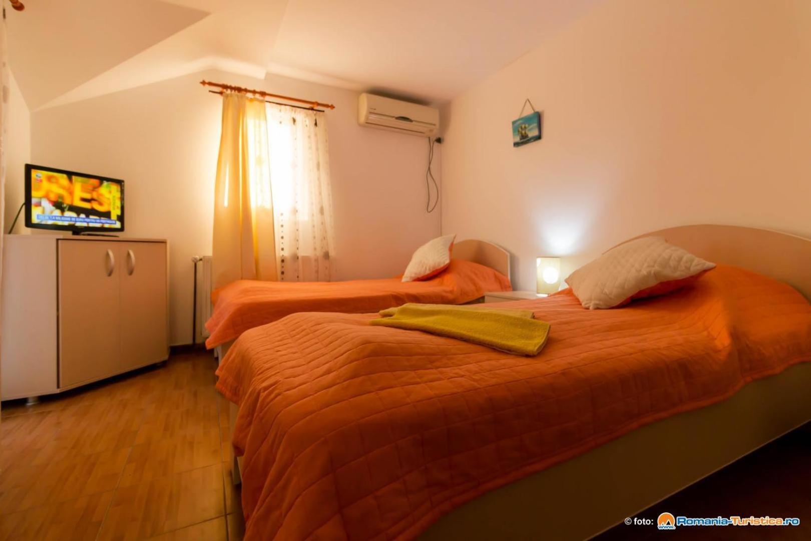 Hotel Casa La Dinamo Două Mai Esterno foto