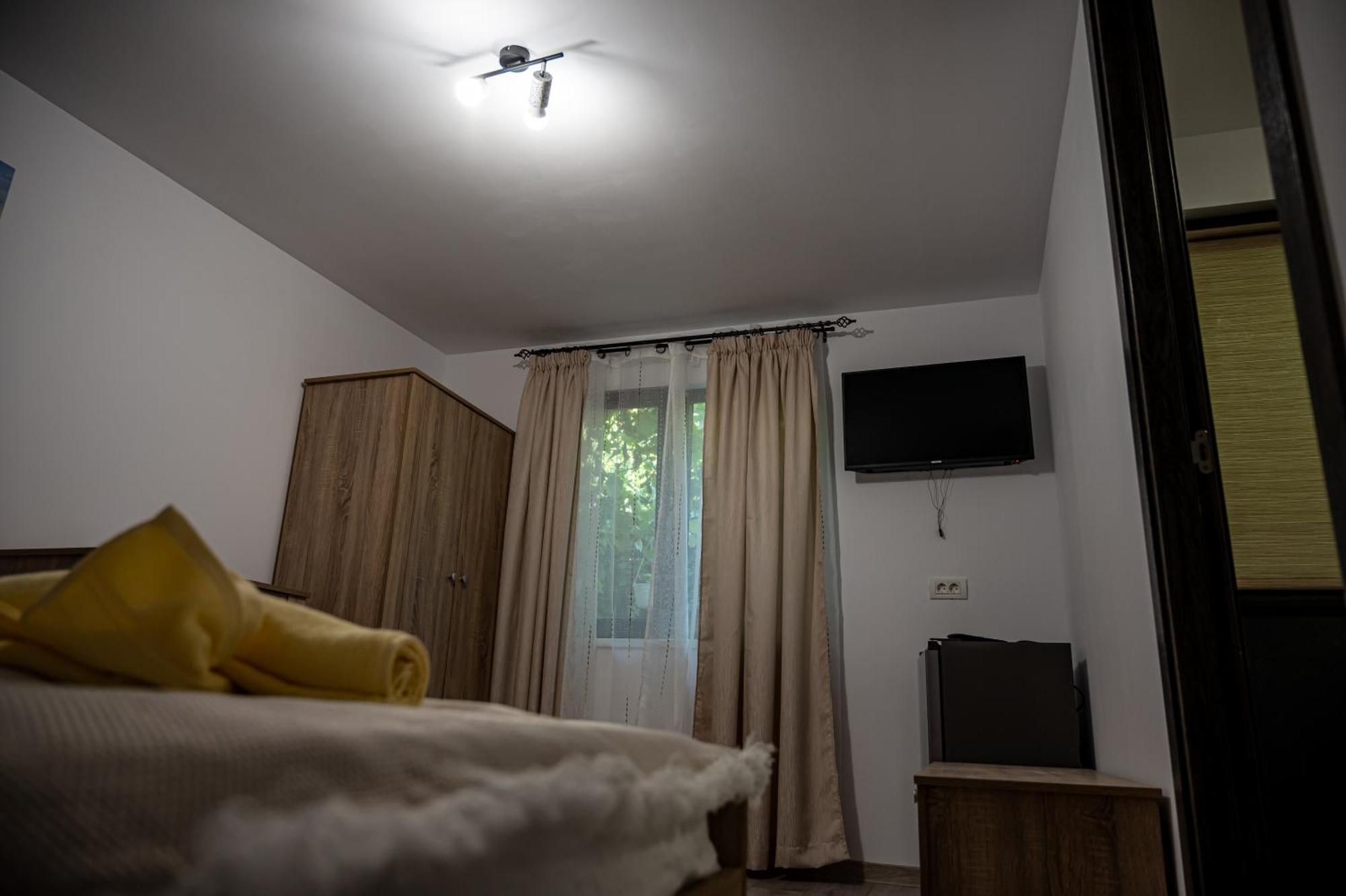 Hotel Casa La Dinamo Două Mai Esterno foto