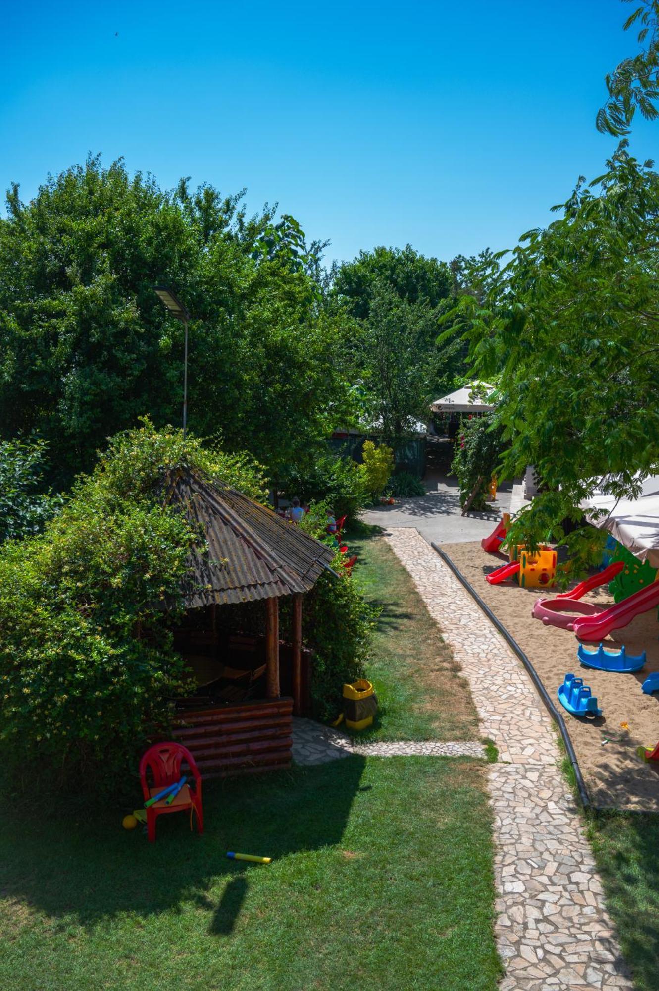 Hotel Casa La Dinamo Două Mai Esterno foto