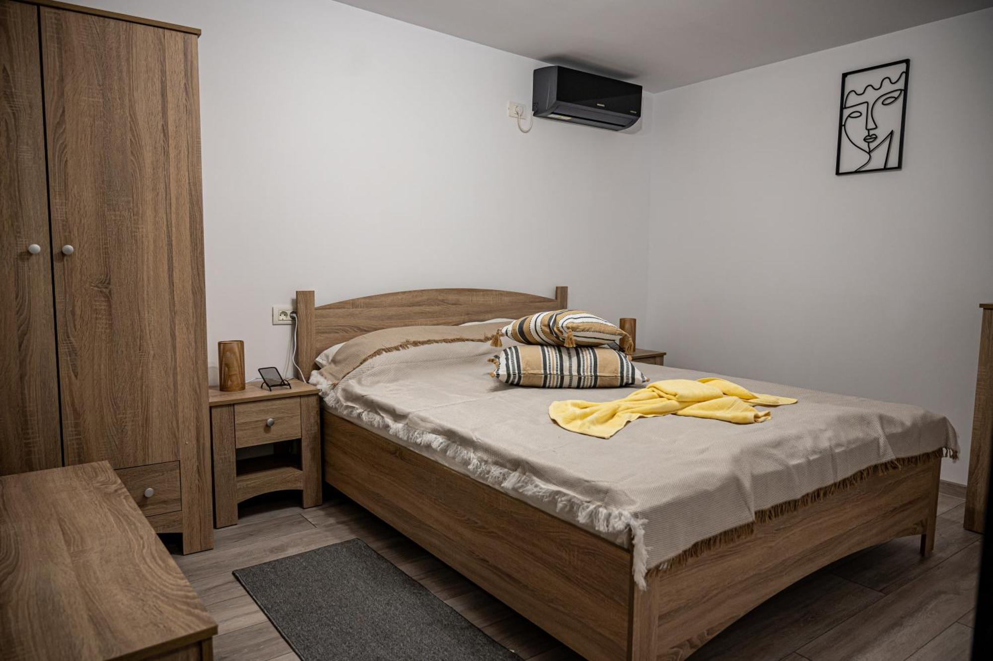 Hotel Casa La Dinamo Două Mai Esterno foto